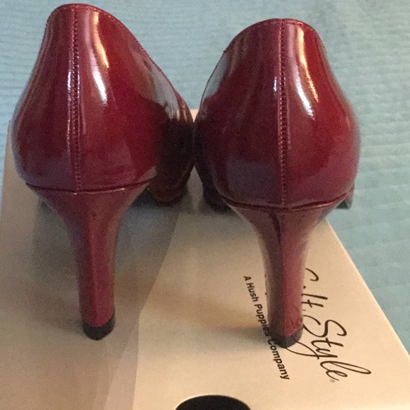 Soft Style Crimson red patent pumps - Picture 3 of 4
